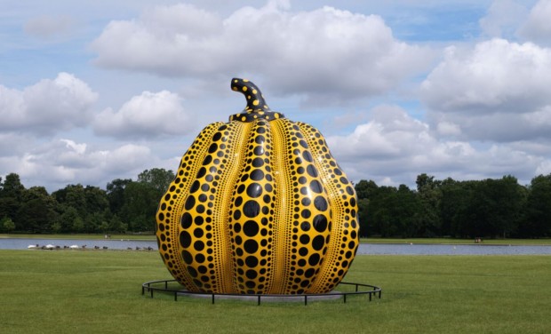 Kusama’s 19.5-foot-tall pumpkin stands next to Round Pond in Kensington Garden. Pumpkins and polka dots frequently appear in her works.